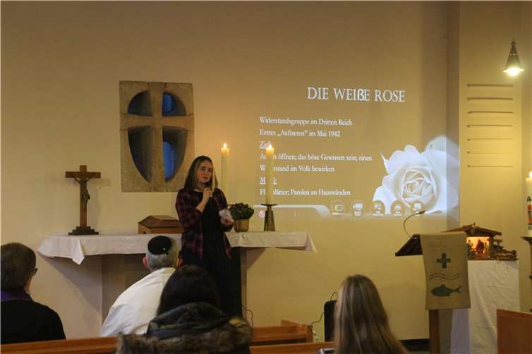 Schülerinnen der Realschulen plus Bad Ems und Lahnstein stellten die Widerstandsgruppe „Die weiße Rose“ vor und verdeutlichten deren Gründe, sich für die Opfer der Nationalsozialisten einzusetzen.