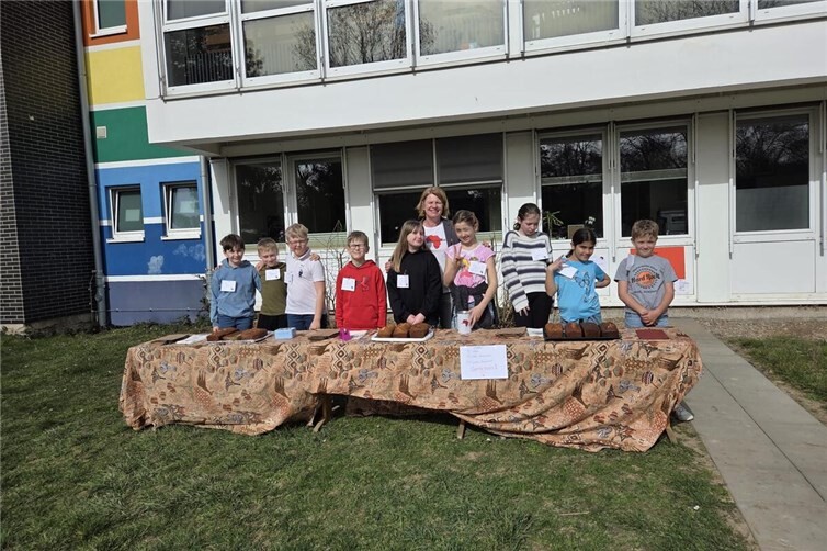 Schüler/innen der katholischen Religionsgruppen der Klassen 4a, 4b und 4c der Regenbogenschule Sinzig