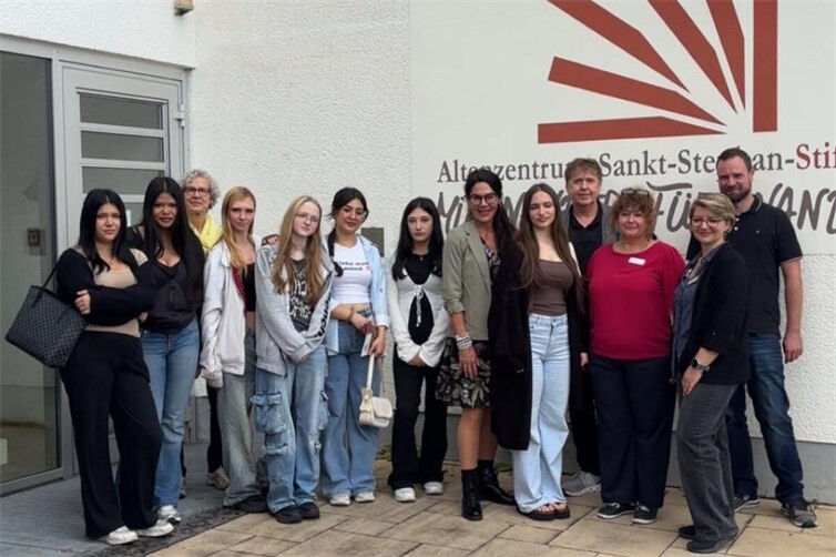 Schülerinnen des Berufsvorbereitungsjahres, Frau Delius, Frau Strittmatter, Herr Weber von der BBS Andernach, Frau Jost, Frau Hanstein, Herr Seibert vom Altenzentrum Sankt Stephan
