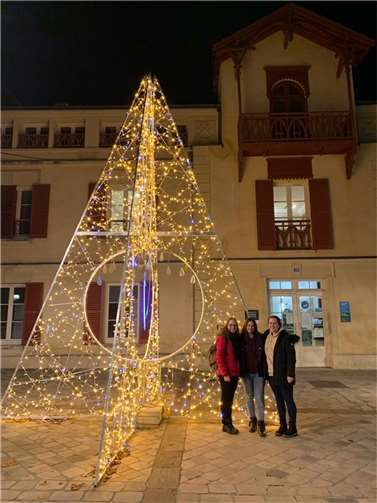 Schülerinnen des Französischkurses der Klassenstufe 10 machten sich mit ihrer Lehrerin Christine Götz-Suffel kurz vor Weihnachten auf den Weg nach Yerres. Foto: privat