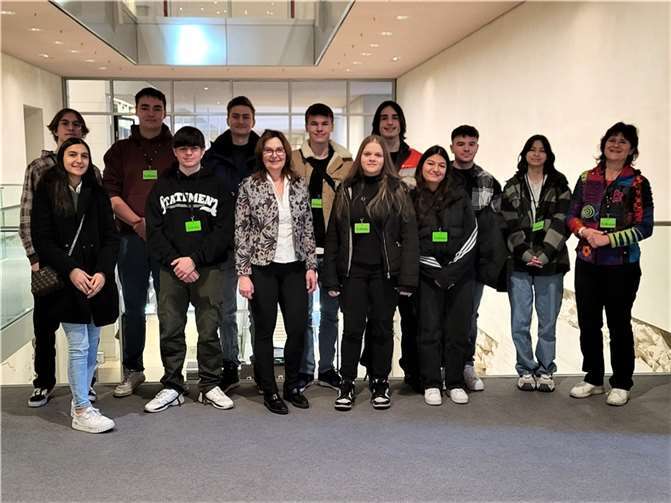 Schüler:innen des Leistungskurses Sozialkunde 12, mit ihrer Fachlehrerin Frau Sylvia Langen, zu Besuch in Berlin bei Mechthild Heil.  Foto: Büro Mechthild Heil