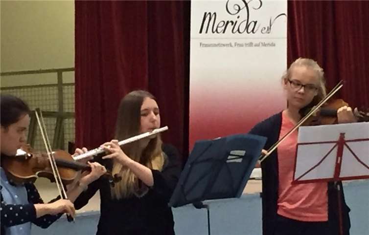 Schülerinnen des Rhein-Gymnasiums begleiteten die Veranstaltung musikalisch.