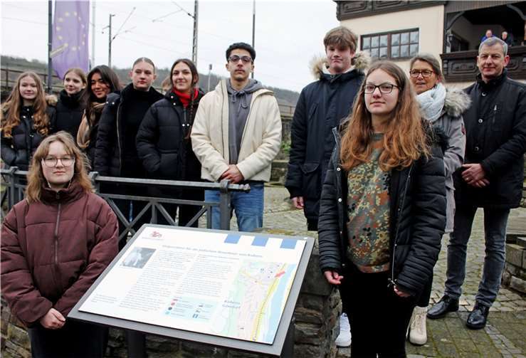 Schülerinnen und Schüler, Frau Schröter und Ortsbürgermeister Michael Dötsch bei der feierlichen Einweihung.  Foto: Erwin Siebenborn