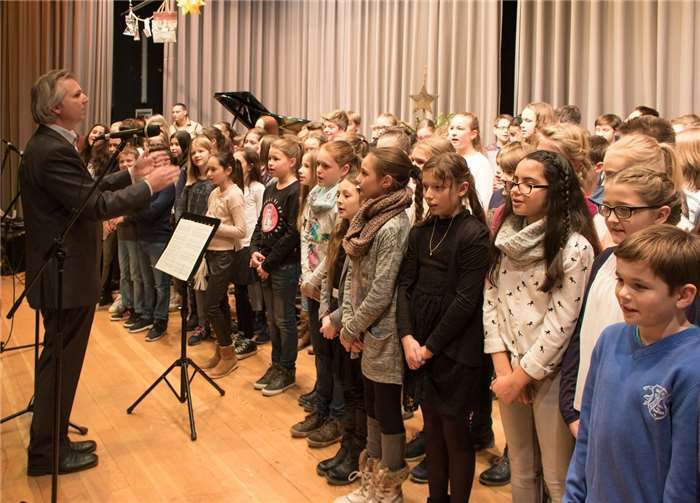 Schülerinnen und Schüler aller Jahrgangsstufen sorgten für weihnachtliche Stimmung. privat