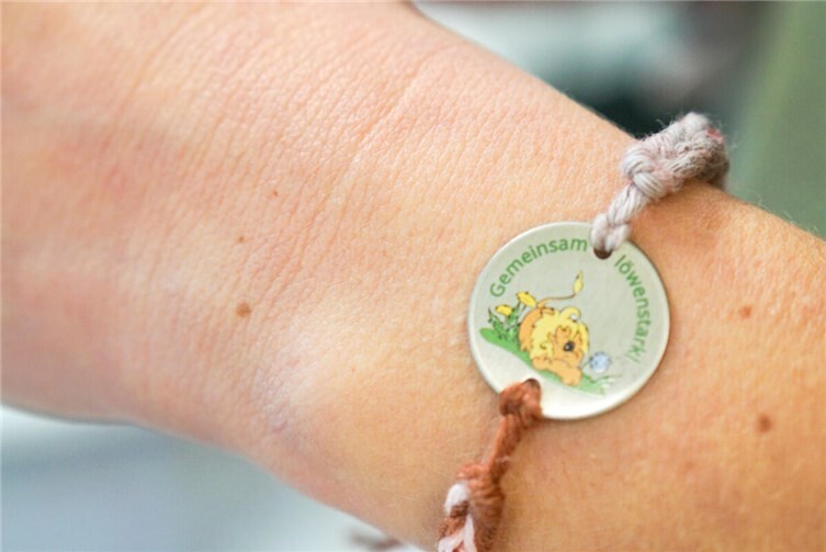 Schülerinnen und Schüler aus der Region gestalten Armbändchen mit dem Motto „Gemeinsam löwenstark“.