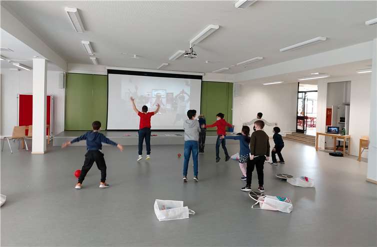 Schülerinnen und Schüler bei der digitalen Trainingsstunde in der Aula der Gemeinschaftsgrundschule Meckenheim-Merl. Foto: privat