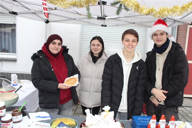 Schülerinnen und Schüler beim Verkauf der begehrten Waffeln.