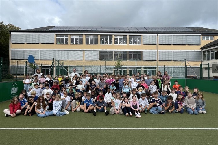 Schülerinnen und Schüler danken Jörg Holzem für die tollen Projekttage