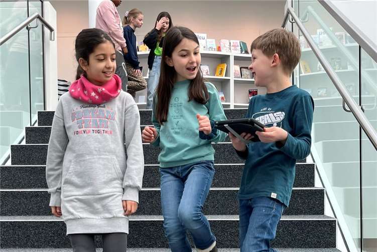 Schülerinnen und Schüler der 4. Klasse der Pestalozzi-Grundschule testeten die neue Rallye der Koblenz App und erkundeten spielerisch die Stadtbibliothek. Fotos: Stadt Koblenz/Theresa Lambrich