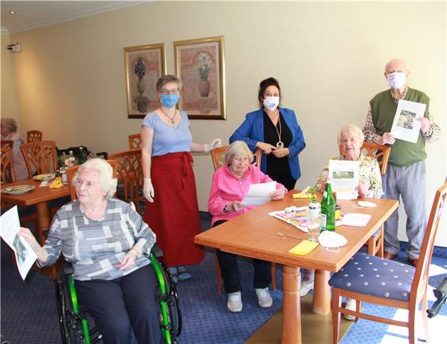 Schülerinnen und Schüler der 5. Klasse aus Altenahr hatten mit ihren Briefen für lachende Gesichter bei den Seniorinnen und Senioren in einem Seniorenheim in Bad Neuenahr-Ahrweiler gesorgt. Fotos: privat