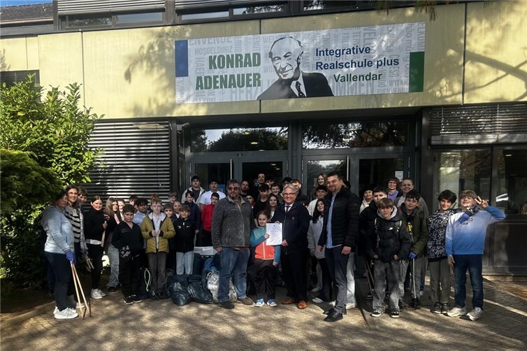 Schülerinnen und Schüler der 5. und 6. Klasse mit VG Bürgermeister Schneider und Rektor Klingelhöfer