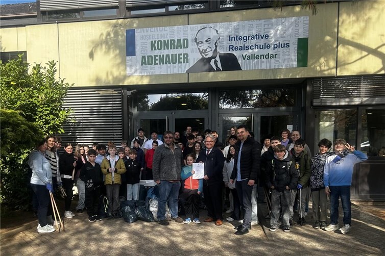 Schülerinnen und Schüler der 5. und 6. Klasse mit VG Bürgermeister Schneider und Rektor Klingelhöfer