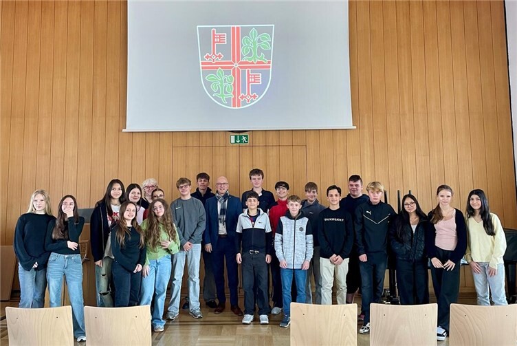 Schülerinnen und Schüler der Albert-Schweitzer Realschule Plus erhielten umfangreiche Einblicke in die tägliche Arbeit der Verwaltung. Foto: Janine Pitzen/ Stadt Mayen