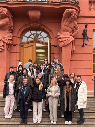 Schülerinnen und Schüler der Alice-Salomon-Schule aus Linz am Rhein besuchten auf Einladung der Landtagsabgeordneten Lana Horstmann den Landtag in Mainz und erlebten eine Plenarsitzung live.  Foto: Lana Horstmann