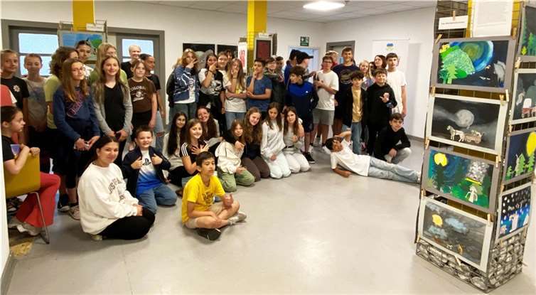 Schülerinnen und Schüler der Anne-Frank-Real-Schule plus mit ihren Lehrerinnen Maria Bohnet und Sabine Alef bei der Besichtigung ihrer Bilder im Flur des Historischen Rathauses. Foto: Verbandsgemeindeverwaltung Montabaur