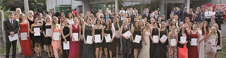 Schülerinnen und Schüler der BBS Mayen, die die Allgemeine Hochschulreife in den Bildungsgängen Gesundheit und Soziales sowie Wirtschaft des Beruflichen Gymnasiums erworben haben. BBS Mayen