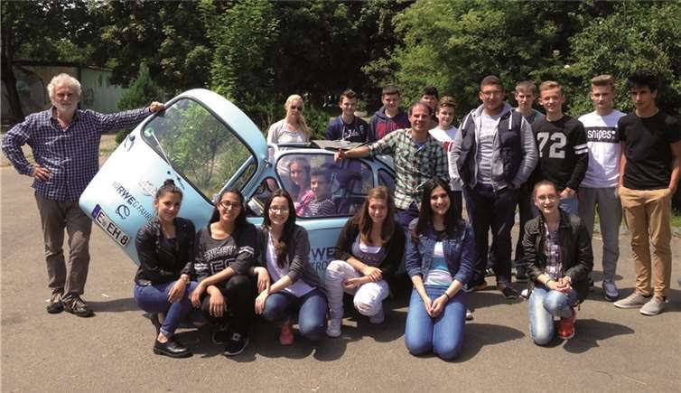 Schülerinnen und Schüler der Barbarossa-Realschule plus in Sinzig interessierten sich besonders für den Heinkel-Kabinenroller mit der Technik von morgen.privat