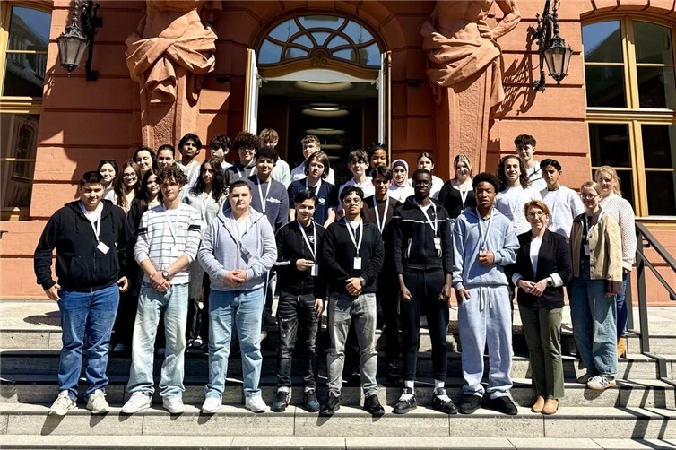 Schülerinnen und Schüler der Barbarossaschule Sinzig zu Gast im Landtag bei Susanne Müller, MdL.