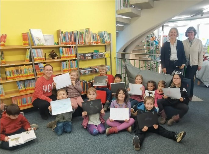 Schülerinnen und Schüler der Bienenklasse 3c der KGS Meckenheim sind am Standort Meckenheim der Bücherbrücke in die Bücher vertieft. Foto: Stadt Meckenheim