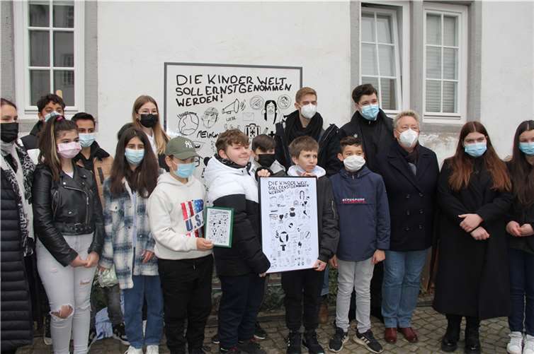 Schülerinnen und Schüler der Diesterweg-Schule gemeinsam mit Bürgermeisterin Mohrs (3. v.r.). Rechts neben dem Kunstwerk steht Mark Leibman (Kinder- und Jugendbüro). Links neben dem Kunstwerk steht Emilia Berg (leistet aktuell ihren Bundesfreiwilligendienst im Kinder- und Jugendbüro). Links von Bürgermeisterin Mohrs steht Dominik Schmidt, Vorsitzender des Jugendrates.Foto: Stadt Koblenz