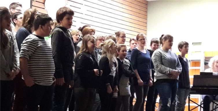 Schülerinnen und Schüler der Erich Kästner-Schule singen Adventslieder.privat