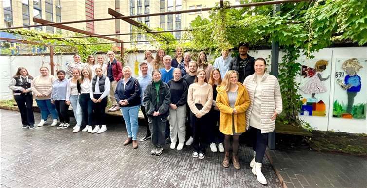Schülerinnen und Schüler der Erzieherklasse der Hildegard-von-Bingen-Schule haben unter Anleitung des Glaskünstlers Christian Schultz ein Kunstobjekt bestehend aus einem fünfteiligen Glasmosaik gestaltet. Bürgermeisterin Ulrike Mohrs (Bildmitte) freute sich über diese tolle Umsetzung. Foto: Stadt Koblenz / Susan Krause
