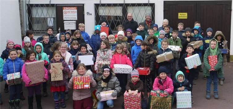 Schülerinnen und Schüler der Evangelischen Grundschule übergaben ihre Weihnachtspäckchen an die Tafel.  Privat