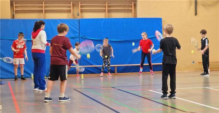 Schülerinnen und Schüler der GS Raubach beim Tennis Schnuppertraining.  Foto: GS Raubach