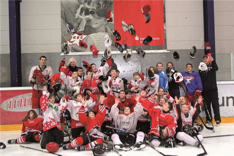 Schülerinnen und Schüler der Georg-von-Boeselager Sekundarschule Swisttal absolvierten gemeinsam mit Filialdirektorin Michaela Klütsch und Baufinanzierungsberater Markus Linnartz von der Kreissparkasse Köln ein 100pro-Eishockeytraining bei den Kölner Haien. privat