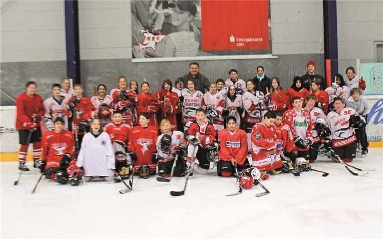 Schülerinnen und Schüler der Geschwister-Scholl-Hauptschule absolvierten gemeinsam mit Anja Paffenholz und Kevin König ein 100pro-Eishockeytraining bei den Kölner Haien.privat