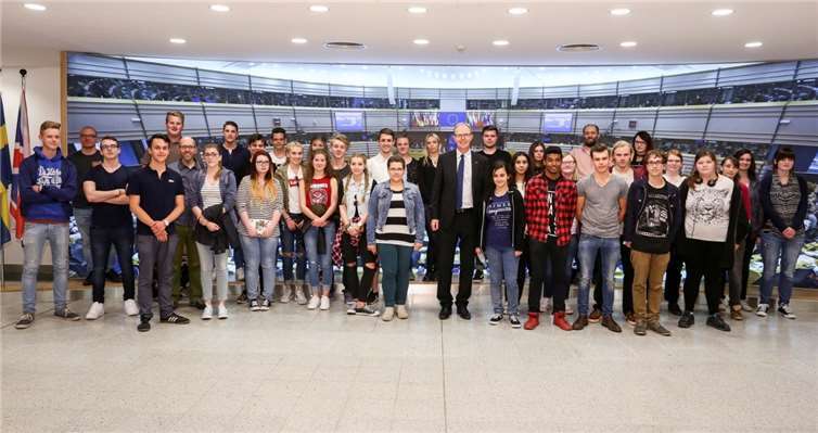 Schülerinnen und Schüler der Glasfachschule Rheinbach mit dem Europaabgeordneten Axel VollEuropaparlament