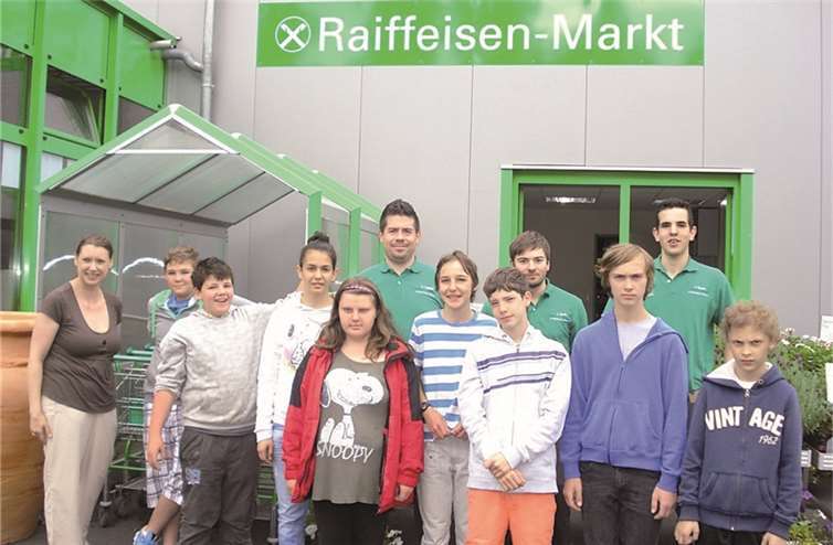Schülerinnen und Schüler der Gustav-W.-Heinemann-Schule und das Team des Raiffeisenmarktes. privat