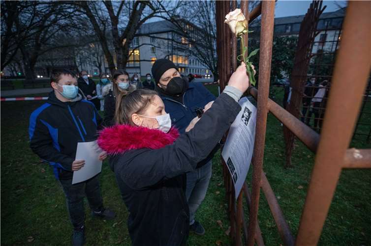 Schülerinnen und Schüler der Hans-Zulliger-Schule sowie der Diesterweg-Schule gedachten mit mit Lebensläufen und Rosen am Mahnmal am Reichenspergerplatz an die Opfer des Nationalsozialismus.  Fotos: Stadt Koblenz/Egenolf