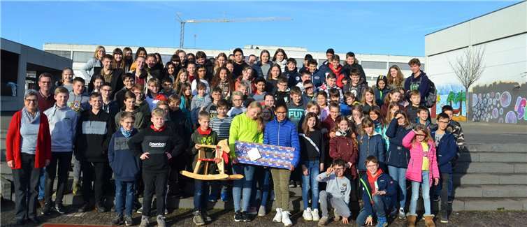 Schülerinnen und Schüler der IGS Pellenz sind zur Geschenkeübergabe gekommen.Foto: privat