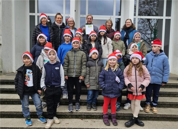 Schülerinnen und Schüler der JKS voller Stolz bei der Urkundenübergabe.  Foto: Andreas Schmitt, JKS Sinzig