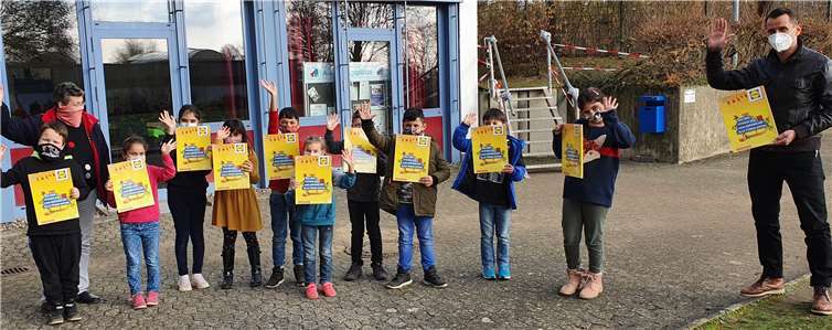 Schülerinnen und Schüler der Kinzingschule mit Konrektorin Claudia Kosel-Heuper und Studiendirektor Michael Kirsch von der LES.