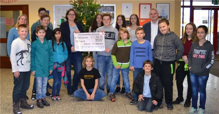 Schülerinnen und Schüler der Klasse 10 von der Realschule plus in Niederzissen überreichten Christiane Böttcher von der Caritas einen Scheck über 312,76 Euro für die „Tafel Ahrweiler“ mit dem Tafel plus-Projekt „Balu und Du“. Bei der Spendenübergabe ebenfalls anwesend waren Schülerinnen und Schüler der Grundschule Burgbrohl, die einen Schnuppertag in Niederzissen verbrachten sowie Lehrerin Andrea Lilienthal (l.) und Rektor Timo Djelassi (r). E.T. Müller