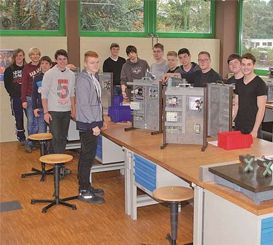 Schülerinnen und Schüler der Klasse 12 der Realschule Plus mit Fachoberschule in Mendig besuchten das Ausbildungszentrum der Westnetz in Saffig. Privat