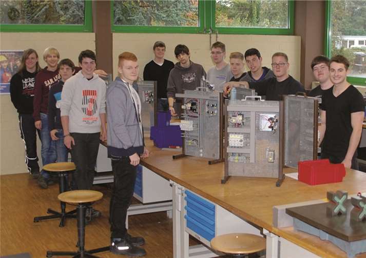 Schülerinnen und Schüler der Klasse 12 der Realschule Plus mit Fachoberschule in Mendig besuchten das Ausbildungszentrum der Westnetz in Saffig.privat