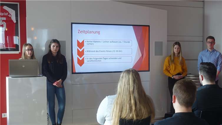 Schülerinnen und Schüler der Klasse 12b der Fachoberschule Untermosel präsentierten in der Opel-Arena in Mainz ihre Arbeitsergebnisse zum Projekt „Event und Neumitglieder für Mainz 05 Youngsters“. Realschule plus und Fachoberschule Untermosel