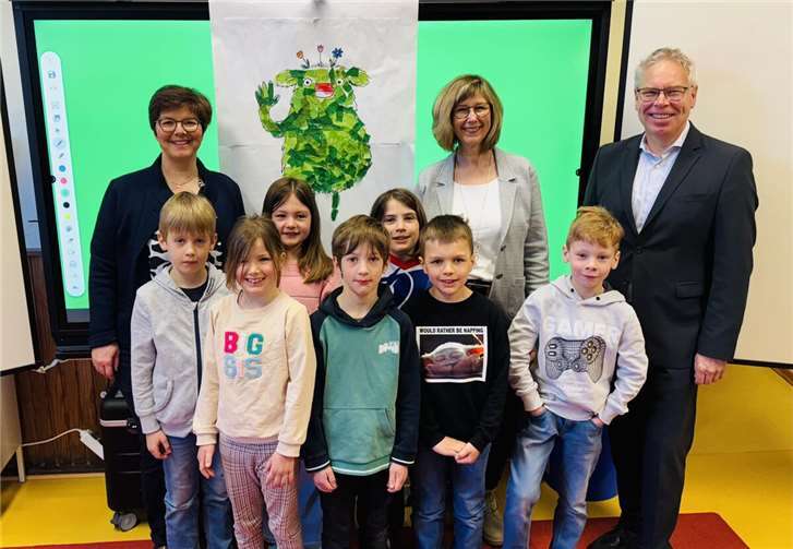Schülerinnen und Schüler der Klasse 2 der Grundschule Wehr mit Klassenlehrerin Nina Roßmann (links), Astrid Novotny von der Ambulanten Fachlichen Hilfe des HTZ Neuwied (Mitte) und Achim Gemein von der Jugendstiftung der Kreissparkasse Ahrweiler.  Foto: Frauke Kopp