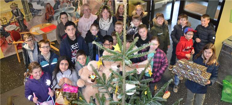 Schülerinnen und Schüler der Klasse 5d an der Geschwister-Scholl-Realschule plus spendeten den Erlös vom Kuchenverkauf an den Caritas-Wunschbaum in Andernach.E.T. Müller