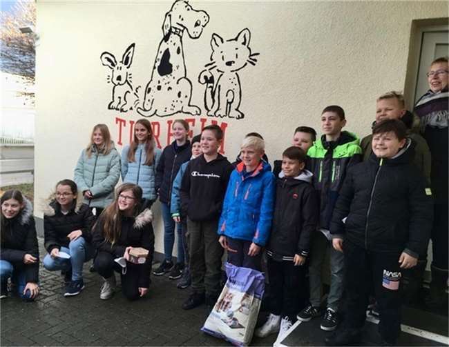 Schülerinnen und Schüler der Klasse 6a beim Besuch des Tierheims in Andernach.  Foto: privat