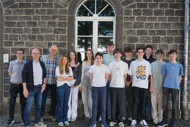 Schülerinnen und Schüler der Klasse 9a mit Oberbürgermeister Dirk Meid, Archivar Stefan Wilden und Lehrer Edwin Kleis vor dem Eifelarchiv. Fotos: Jacqueline Blang / Stadt Mayen