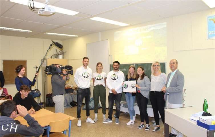 Schülerinnen und Schüler der Klasse 9f starteten gemeinsam mit der Umweltorganisation „project wings“ ein gemeinsames Umweltschutzprojekt. Das SWR Fernsehen dokumentierte die Veranstaltung. Klassenleiterin Lea Scherhag (2. von rechts) und Schulleiter Dieter Kugler (1. von rechts) unterstützten das Projekt.Foto: privat