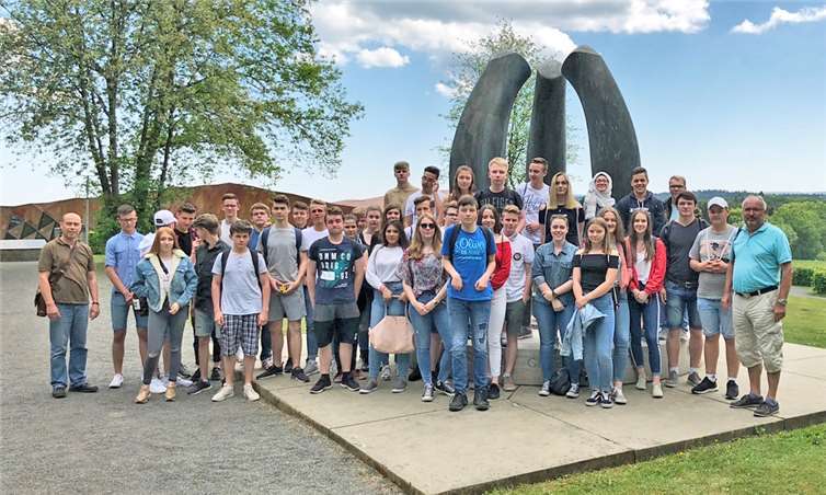 Schülerinnen und Schüler der Klassen 10a und 10b der Realschule plus und Fachoberschule Untermosel mit ihren Lehrern vor dem Denkmal der KZ Gedenkstätte Hinzert. Realschule plus und Fachoberschule Untermosel