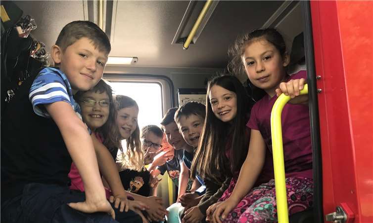 Schülerinnen und Schüler der Klassen 3a und 3b der Grundschule Sankt Georg in einem Löschfahrzeug.  Grundschule Sankt Georg