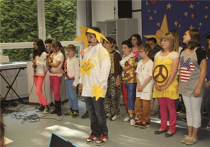 Schülerinnen und Schüler der Klassen 5d und 6d der Realschule plus und Fachoberschule Adenau führten das Musical „Der kleine Tag“ von Rolf Zuckowski auf. privat
