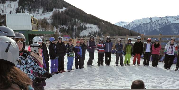 Schülerinnen und Schüler der Klassen 8 bis 10 haben im Skigebiet am Klausberg unter Anleitung von Frau Graf, Herrn Schilling und Herrn Wiedemann, das Skifahren erlernt.H. Schilling