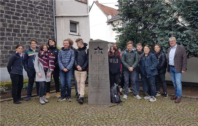 Schülerinnen und Schüler der Klassen 9 und 10 begaben sich gemeinsam mit ihren Lehrerinnen an die Arbeit.Fotos: privat